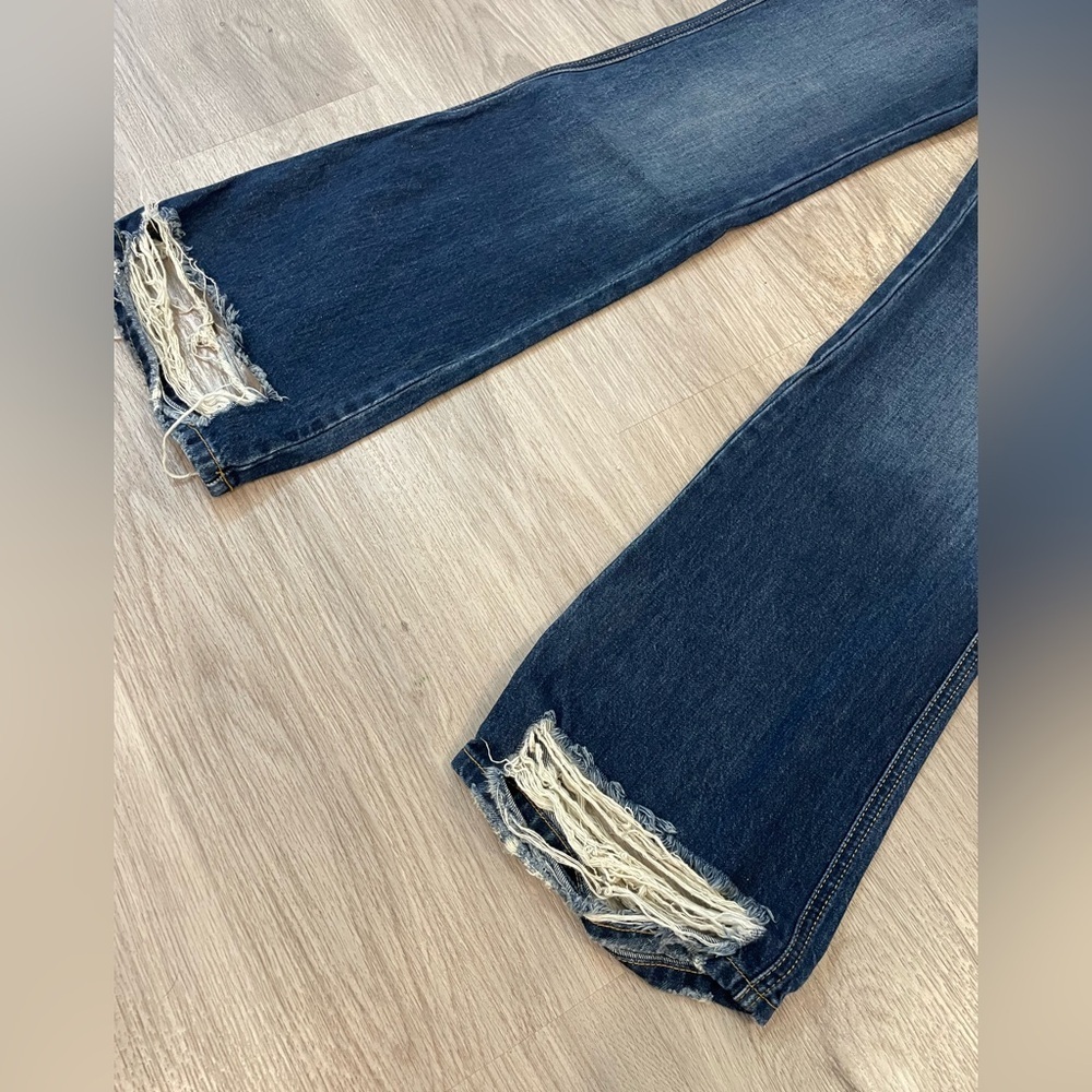 Awesome FREE PEOPLE Flared Blue Jeans with Distressed Cuffs. 24/33 - Picture 11 of 12